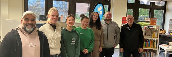 Auf dem Foto die ehrenamtlich Unterstützenden v.l.n.r.: Ali Ossman (Johanniter), Sabine Laß (Ehrenamtliche), Michelle Ulrike Tinh-Nghi Huuk (Bundesfreiwilligendienstleistende), Jessica Christensen (Leitung der Stadtbücherei), Constanze Grüger (Bildungsberatung Stadt Schleswig), Philipp Wilmschen (Johanniter) und Walter Großke (Ehrenamtlicher)