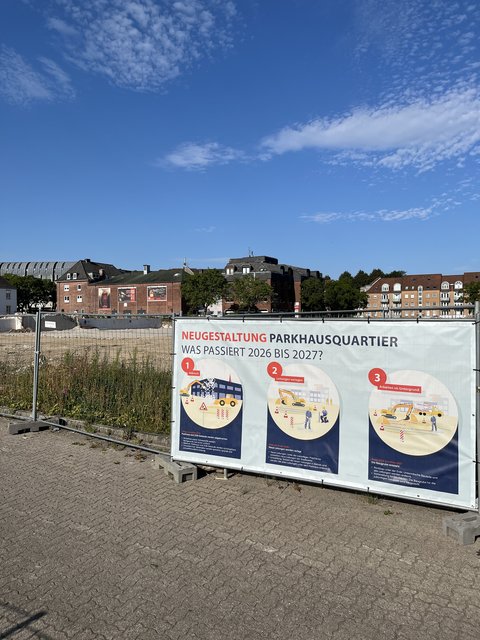 Fläche Parkhausquartier (Königstraße) mit Plakat zur Innenstadtsanierung
