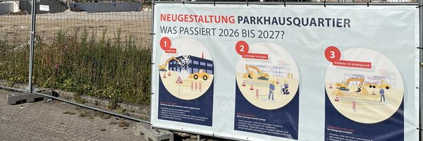 Fläche Parkhausquartier (Königstraße) mit Plakat zur Innenstadtsanierung