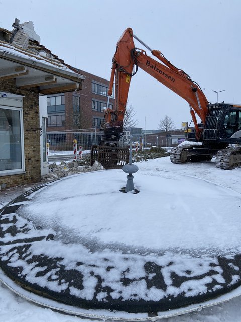 Bagger bei Abbrucharbeiten Dachspitze ZOB-Gebäude