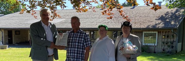 Überreichung der Baugenehmigung an den Verein der Gartenfreunde e. V. als Bauherrin: "Krögers Heimat" - Stephan Dose (Stadt Schleswig) Matthias Foth (Verein der Gartenfreunde e. V.) und Martin und Stefanie Kröger (Krögers Heimat)