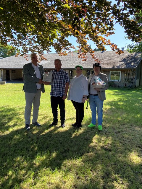 Überreichung der Baugenehmigung an den Verein der Gartenfreunde e. V. als Bauherrin: "Krögers Heimat" - Stephan Dose (Stadt Schleswig) Matthias Foth (Verein der Gartenfreunde e. V.) und Martin und Stefanie Kröger (Krögers Heimat)