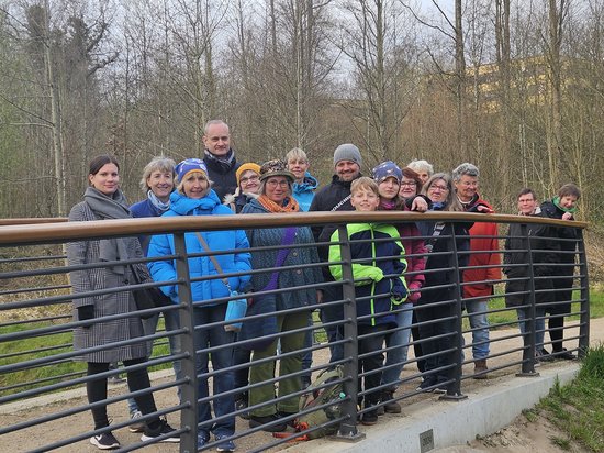 Kräuterwanderung im April, Teilnehmende stehen auf einer Brücke