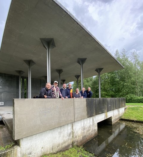 Dirk Andresen und Jonny Möller (Initiatoren) sowie Jonas Kähler (Stadt Schleswig), Max Triphaus (OfS), Maren Korban (SKT-Ausschuss), Bernd Reichelt (Stadtwerke SH) und Helge Schütze (Stadtmarketing GmbH) auf dem Betonpavillon auf den Königswiesen