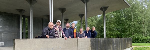 Dirk Andresen und Jonny Möller (Initiatoren) sowie Jonas Kähler (Stadt Schleswig), Max Triphaus (OfS), Maren Korban (SKT-Ausschuss), Bernd Reichelt (Stadtwerke SH) und Helge Schütze (Stadtmarketing GmbH) auf dem Betonpavillon auf den Königswiesen