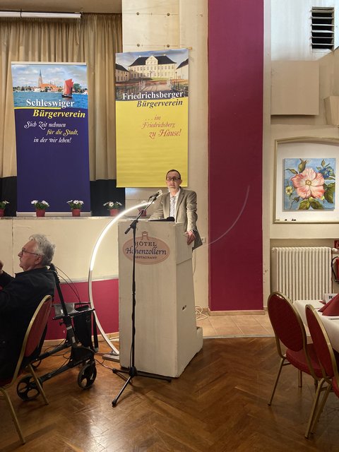 Gastredner: Digitalisierungsminister und Chef der Staatskanzlei Schleswig-Holstein, Dirk Schrödter am Sprecherpult