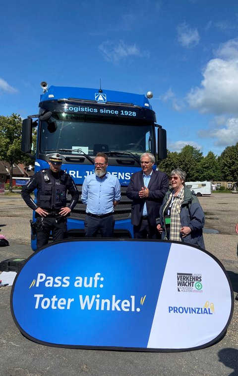 Mitarbeitender der Polizei, Wirtschafts- und Verkehrsminister Claus Ruhe Madsen, Bürgermeister Stephan Dose und Vizepräsidentin der Landesverkehrswacht SH Elisabeth Pier