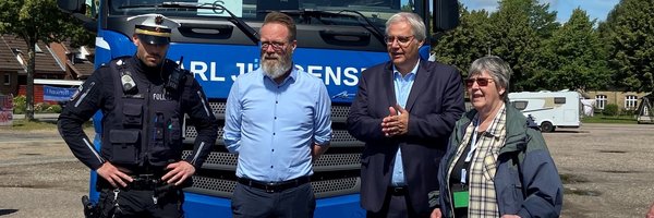 Mitarbeitender der Polizei, Wirtschafts- und Verkehrsminister Claus Ruhe Madsen, Bürgermeister Stephan Dose und Vizepräsidentin der Landesverkehrswacht SH Elisabeth Pier