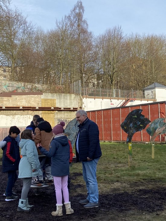 Eröffnung Spielgeräteparcours mit Bürgermeister Stephan Dose mit Kindern der 4 b der Wilhelminenschule