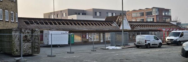 Abbrucharbeiten am alten ZOB. Auf dem Dach fehlen bereits die Schieferplatten.