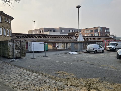 Abbrucharbeiten am alten ZOB. Auf dem Dach fehlen bereits die Schieferplatten.