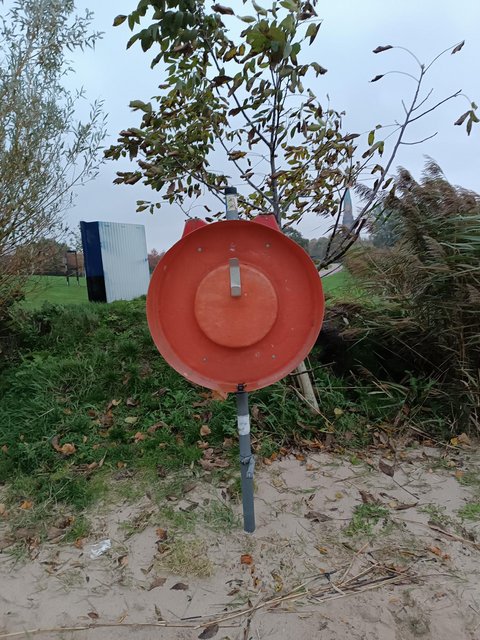 Abgerissene Halterung und entfernter Rettungsring Luisenbad