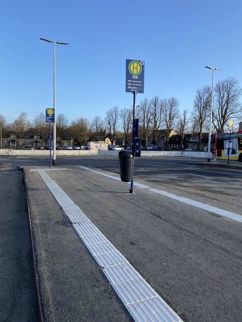 Bahnsteig, Bushaltstelle und Papierkorb auf dem ZOB