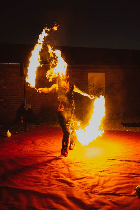 Weltentor Benefiz-Feuershow - ein Feuerspucker in Aktion