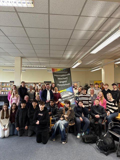 ertretende der Stadt Schleswig mit Schüler* innen der Dannewerkschule_2