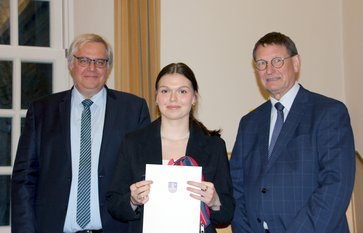 Sportlerin Lotta Christiansen mit Bürgermeister Dose und SJS Vorsitzendem Björn-Sven Bergemann