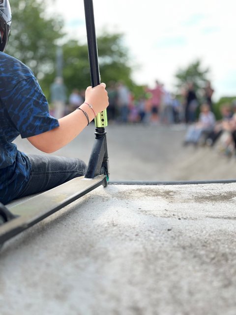Bild der Skateanlage mit einem Roller im Vordergrund