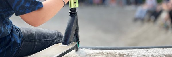 Bild der Skateanlage mit einem Roller im Vordergrund