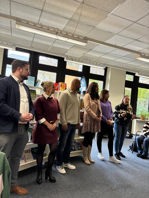 Jonas Kähler, Karen Suhling, Haidar Chahrour, Constanze Grüger, Marie Finger, Jessica Christensen in der Stadtbücherei