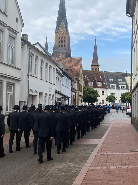 Abmarsch des Festumzuges der Mitglieder zur Sommermitgliederversammlung im Hotel "Hohenzollern" in Schleswig