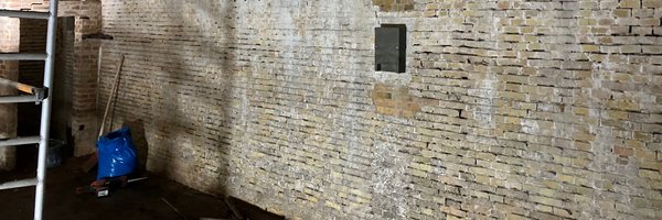 Historischer Eiskeller von innen mit Baugerüst und Schrift Rauchen verboten