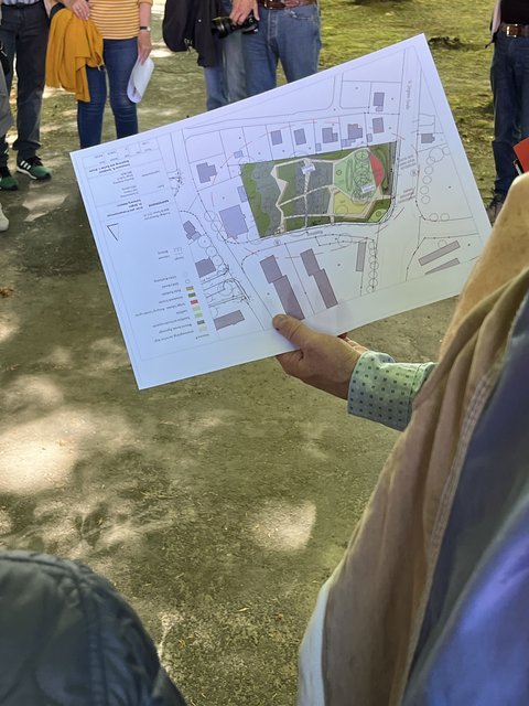 Eine Hand hält den Plan des Grün- und Freiraumkonzept St. Jürgen 