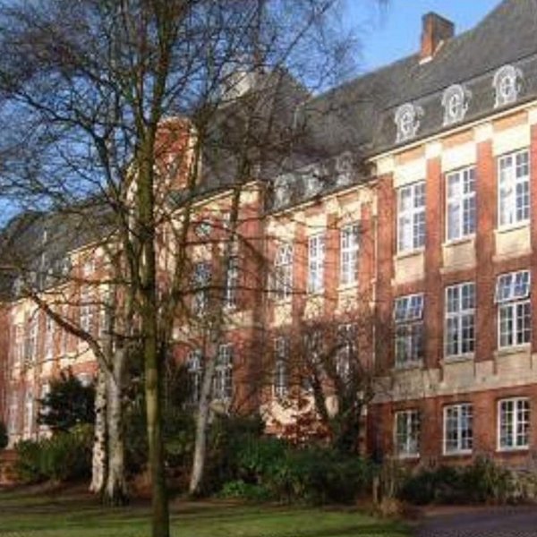 Lornsenschule von außen mit Baum