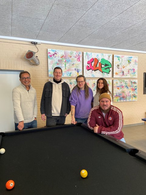 Farid Ahmadzai Christian Sievers Tobias Müller (Streetworker) Ann-Kathrin Gluschke Torben Hansen hinter einem Billardtisch im Jugendzentrum