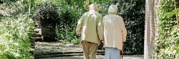 Bild zeigt ein Seniorenpaar beim Spaziergang