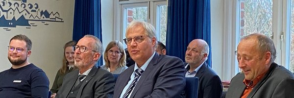 onas Kähler, Dr. Wolfgang Buschmann, Stephan Dose und Johannes Pick sitzen an einem Sitzungstisch