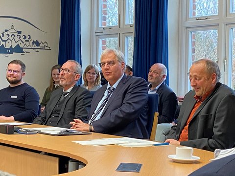 onas Kähler, Dr. Wolfgang Buschmann, Stephan Dose und Johannes Pick sitzen an einem Sitzungstisch