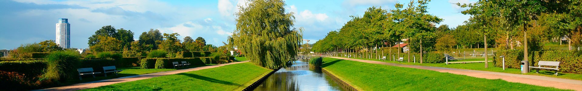 Bild 2 Landschaft die durch einen Fluss getrennt ist und im Hintergrund ist der Wikingerturm zu sehen