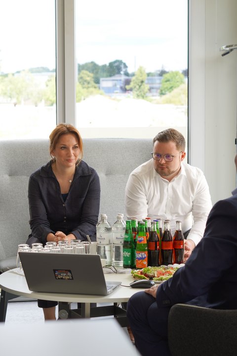 Innenministerin Magdalena Finke informiert sich im Showroom der HP&P Gruppe über das Baugebiet "Auf der Freiheit", neben ihr sitzt Bürgermeister Jonas Kähler
