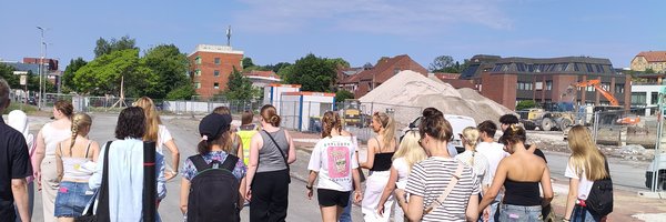 Viele Jugendliche auf dem ehemaligen Hertie-Gelände