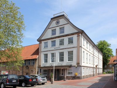 Bild zeigt die Vorderseite des Schleswiger Rathauses 