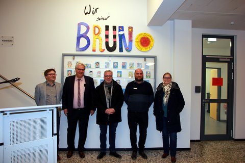 Bild zeigt in der Bruno-Lorenzen Schule Schulleiter Eike Petersen, Stephan Dose, Bernward Völmicke, Finnbjörn Feige, Vivien Clausen (Stadt Schleswig)