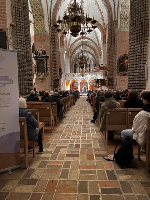 Blick auf den Altar im Dom zur musikalischen Lesung im Dom