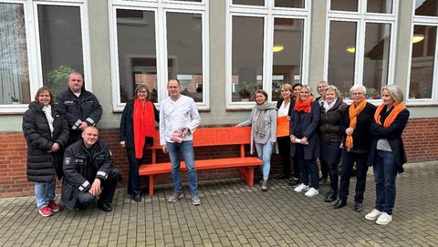 Foto (©Bündnis Frau Schleswig-Flensburg) anlässlich eines Pressegespräches am 16.11.2023 zur kreisweiten Aktionen am 25.11: „Jugendanstalt Schleswig baut Bänke gegen Gewalt an Frauen“, v.l.n.r.: Antje Ott, Frank Speth, Harmut Will, Heidi Thiel (Frauenzentrum), Klaus-Dieter Lemmermann (Inh. Bäckerei Schmidt, Silberstedt), Andrea Cunow (GB SL), Tinka Bella (GB Kappeln), Corinna Philippsen (GB Kreis), Andrea Heinrich (GB Kropp-Stapelholm), Utta Weissing (GB Harrislee), Monika Bartels, Birgit Johannson (Kirchengemeinde SL), Gesche Seifert (Weisser Ring)