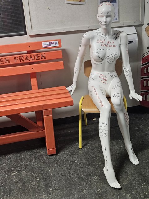 Orangefarbene Bank und beschriebene Schaufensterpuppe anlässlich des Onange Days 2024