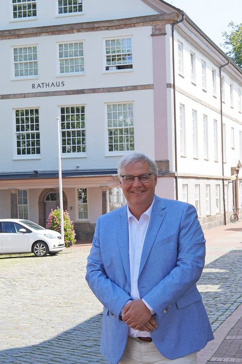 Bürgermeister Stephan Dose vor dem Rathaus