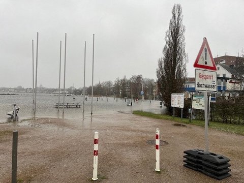 Erhöhter Pegelstand an der Schlei Strandweg Höhe 2.