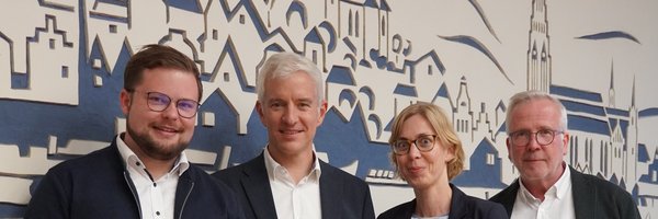 Jonas Kähler, Hayo Nadler, (Highstreet Group) Rowena Sandmeier und Bernward Völmicke (Fachbereich Bau) im Sitzungszimmer Schlein vor einer Schleswig-Grafik