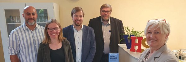 Haidar Chahrour (Stadt Schleswig), Florentin Viebig (vhs), Dr. Ute Lemm (SH Landestheater) Probst Helgo Jacobs und Dr. Julia Pfannkuch (Stadt Schleswig). Pfannkuch hält einen Flyer in der Hand