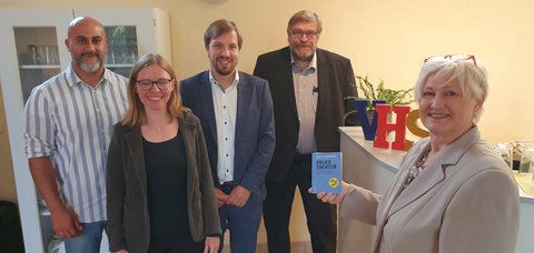 Haidar Chahrour (Stadt Schleswig), Florentin Viebig (vhs), Dr. Ute Lemm (SH Landestheater) Probst Helgo Jacobs und Dr. Julia Pfannkuch (Stadt Schleswig). Pfannkuch hält einen Flyer in der Hand