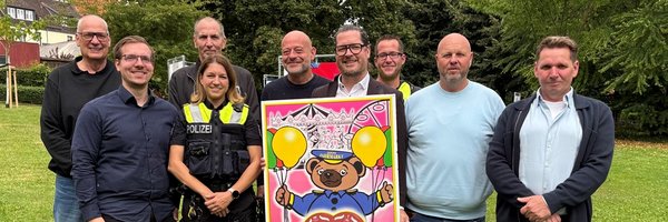 Gruppenfoto der Beteiligten am Peermarkt mit dem Plakat