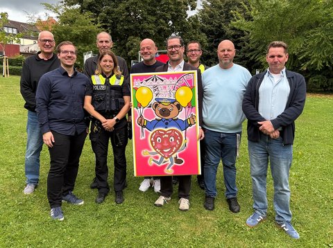 Gruppenfoto der Beteiligten am Peermarkt mit dem Plakat