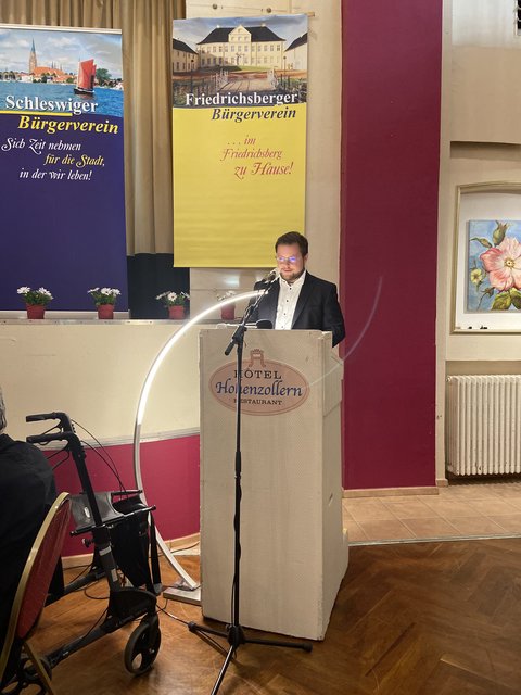 Jonas Kähler am Rednerpult im Hotel Hohenzollern