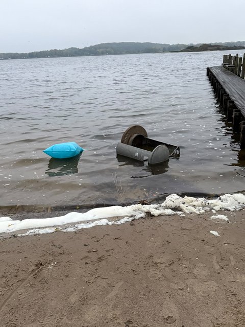 Mülleimer mit Müllsack in der Schlei