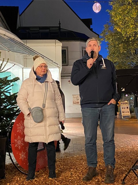 Susi Ross (Bürgervorsteherin) und Helge Schütze bei der Eröffnung des Weihnachtsmarktes 2025