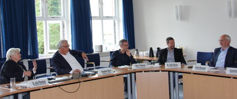 Pressekonferenz am 29.08.23 zum Projekt "Erbe der Wikinger; zu sehen sind: Fachbereichsleiterin Dr. Julia Pfannkuch, Bürgermeister Stephan Dose (Stadt Schleswig), Max Triphaus (Geschäftsführer der Ostseefjord-Schlei GmbH), Dr. Ralf Bleile (Direktor des archäologisches Landesmuseums Schloss Gottorf) und Stefan Wesemann (Leiter der Geschäftsstelle der IHK Flensburg)
